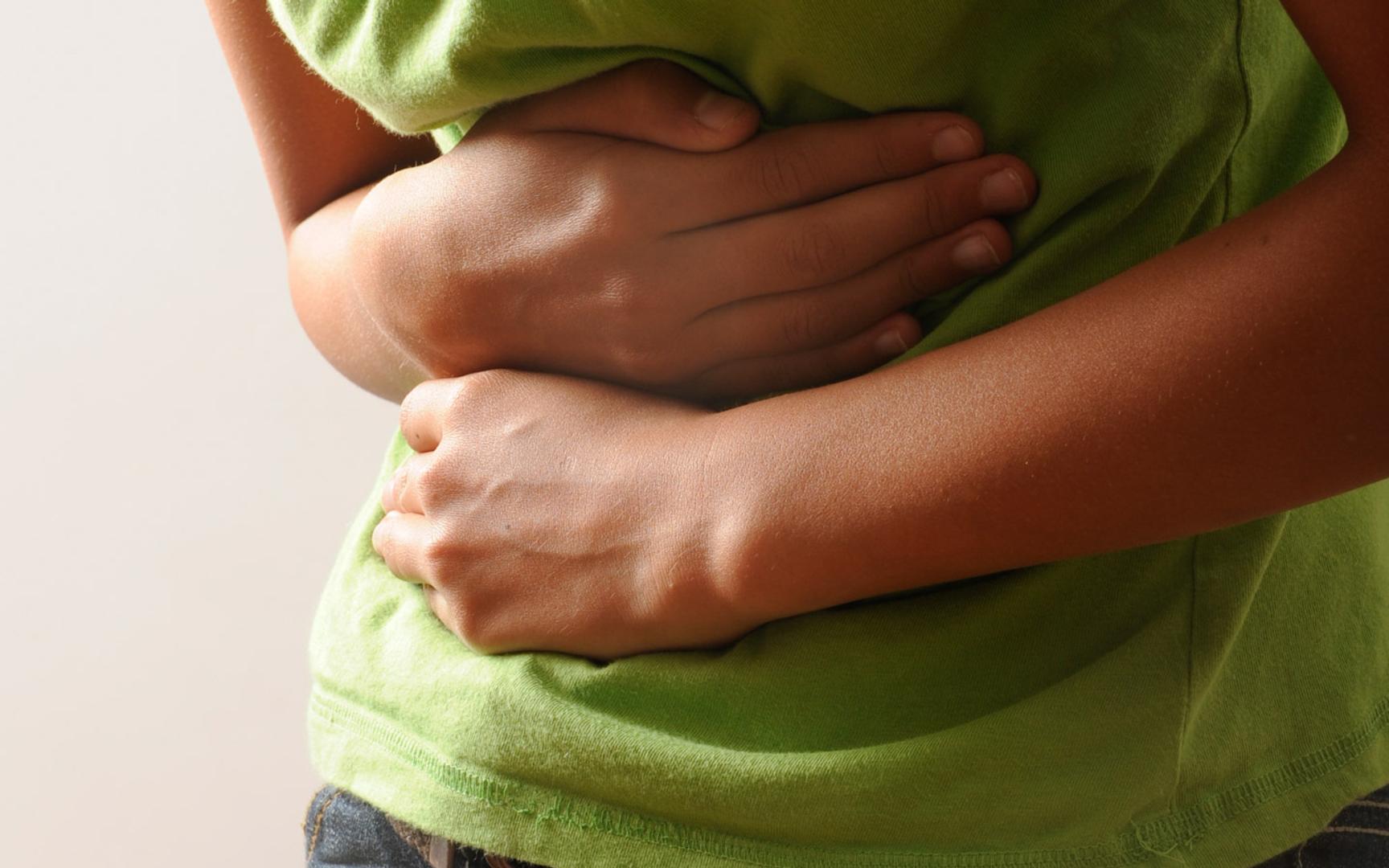 Person som holder seg til magen