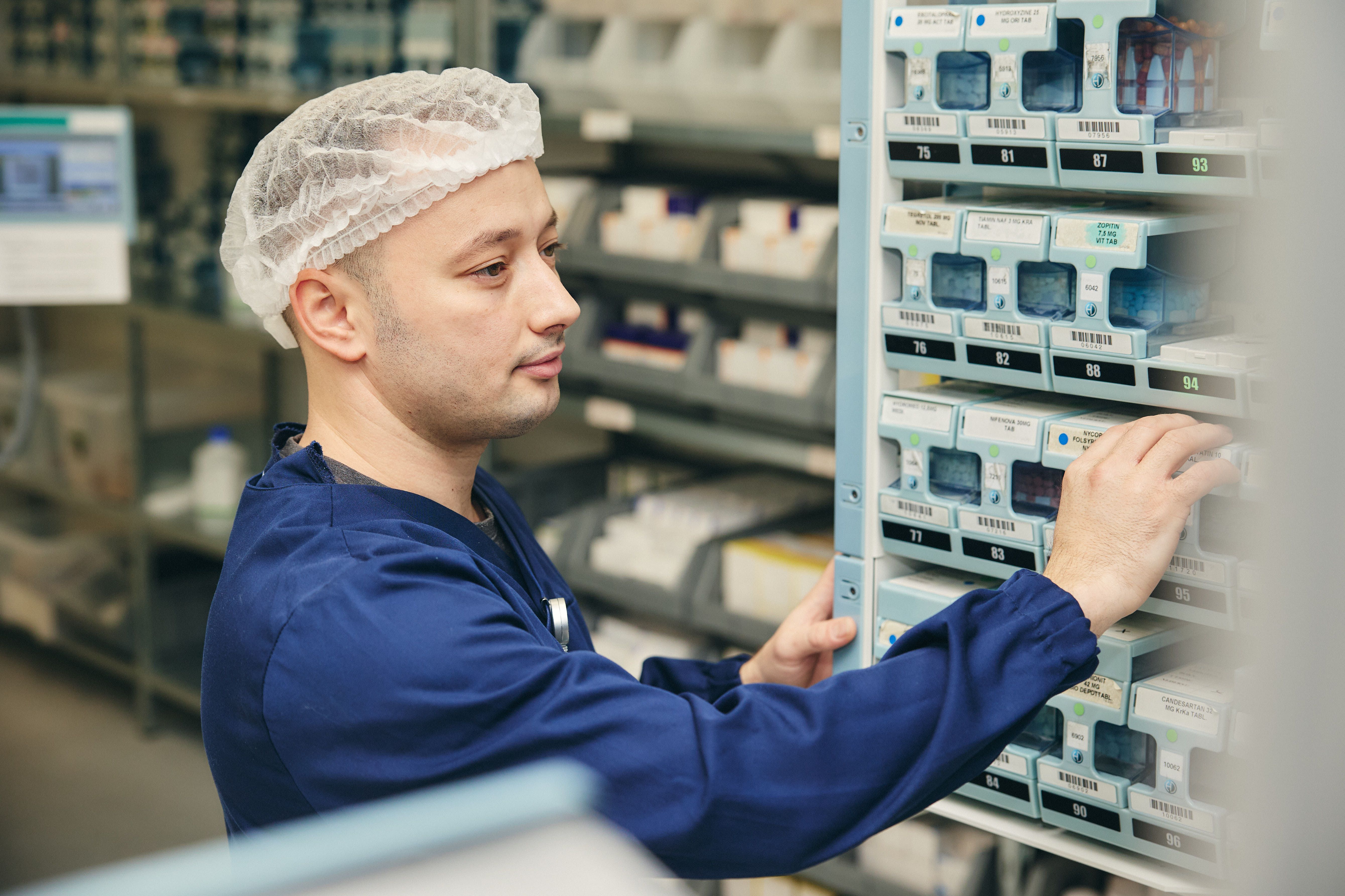 Apotekekniker i arbeid med å sortere multidose på multidoselageret