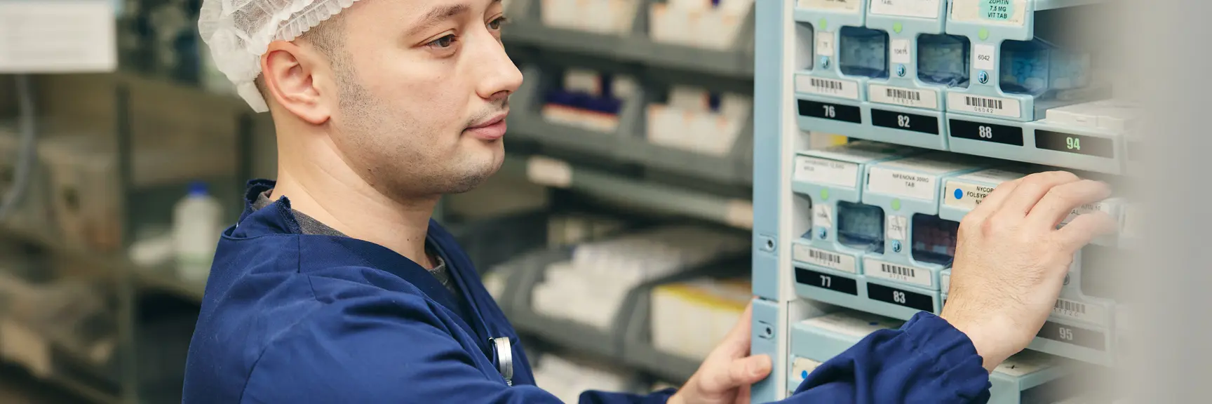 Apotekekniker i arbeid med å sortere multidose på multidoselageret