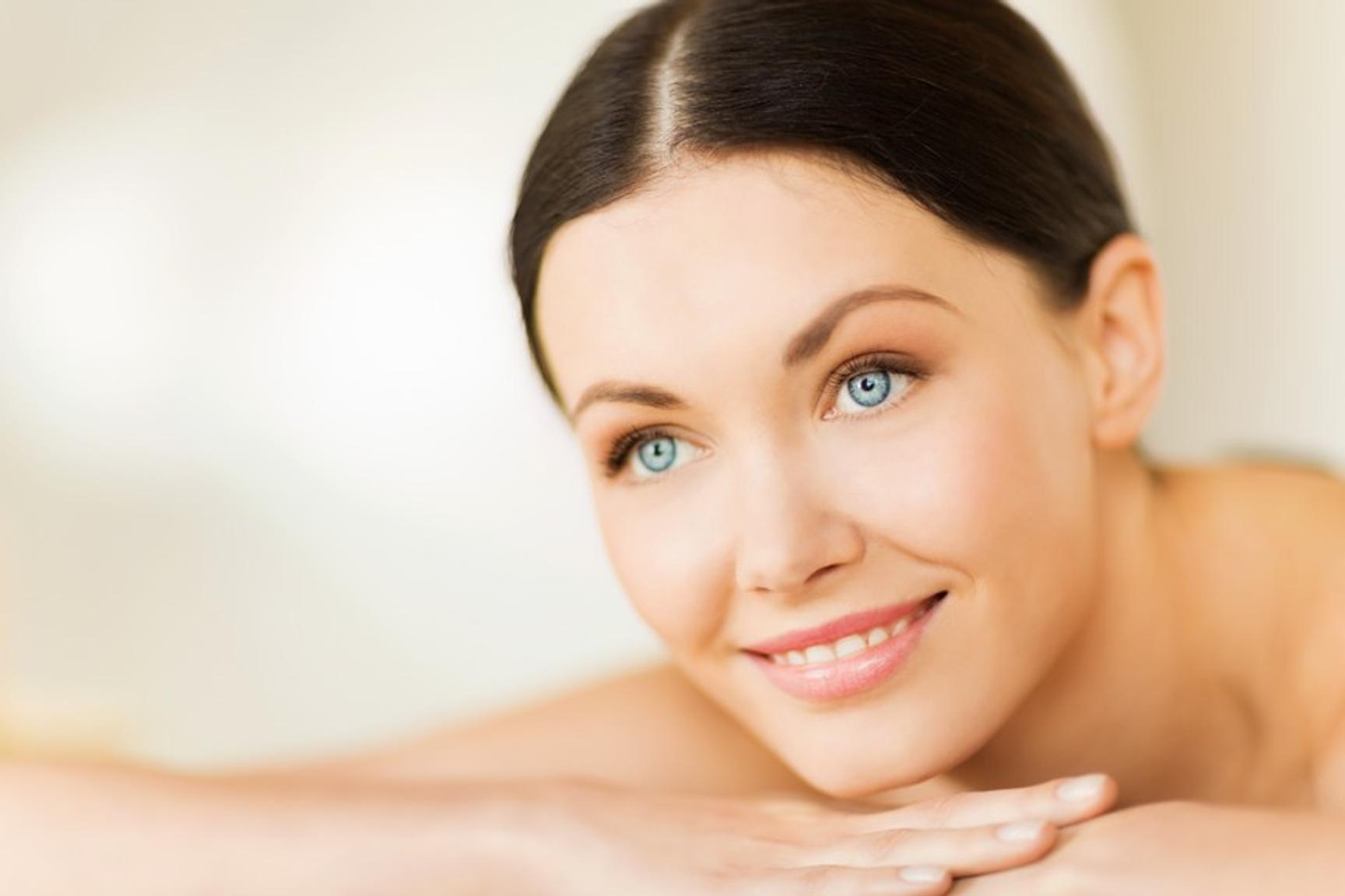 Mørkhåret dame med blå øyne