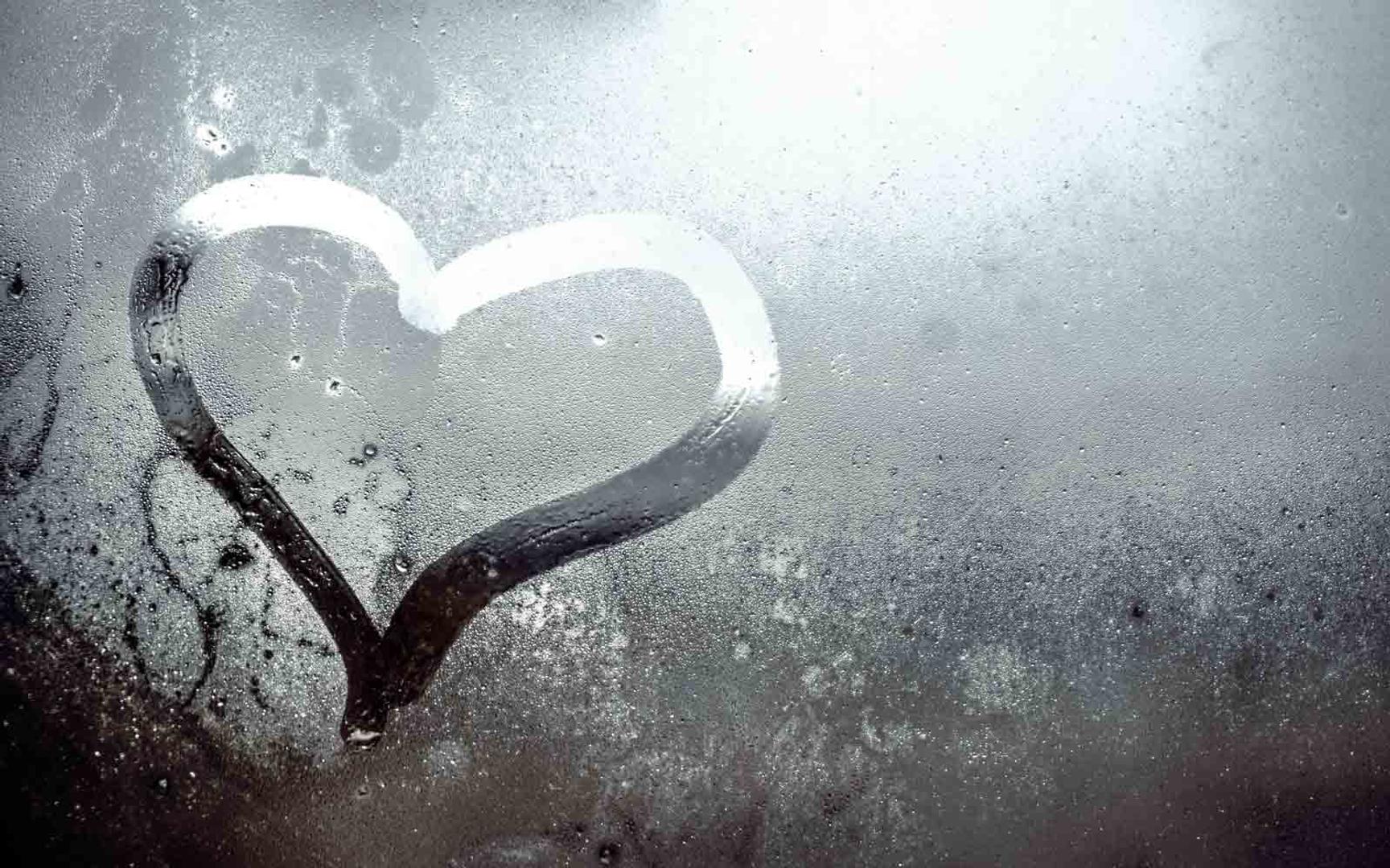 Et hjerte er tegnet på et frossent vindu