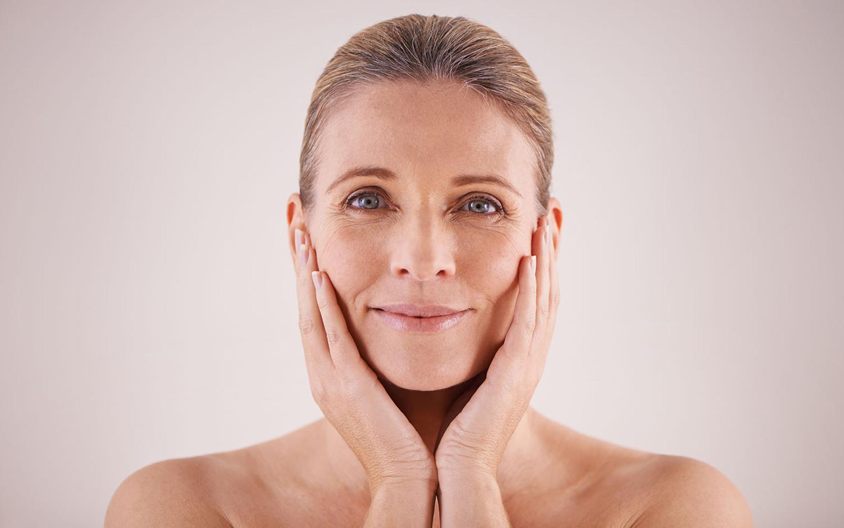 En kvinne holder hendene opp mot ansiktet