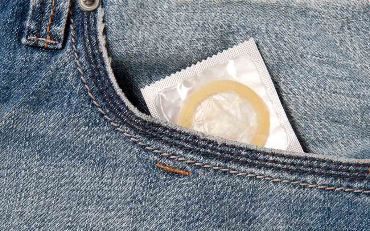 Forlommen på en jeansbukse. I lommen stikker det opp en innpakket kondom