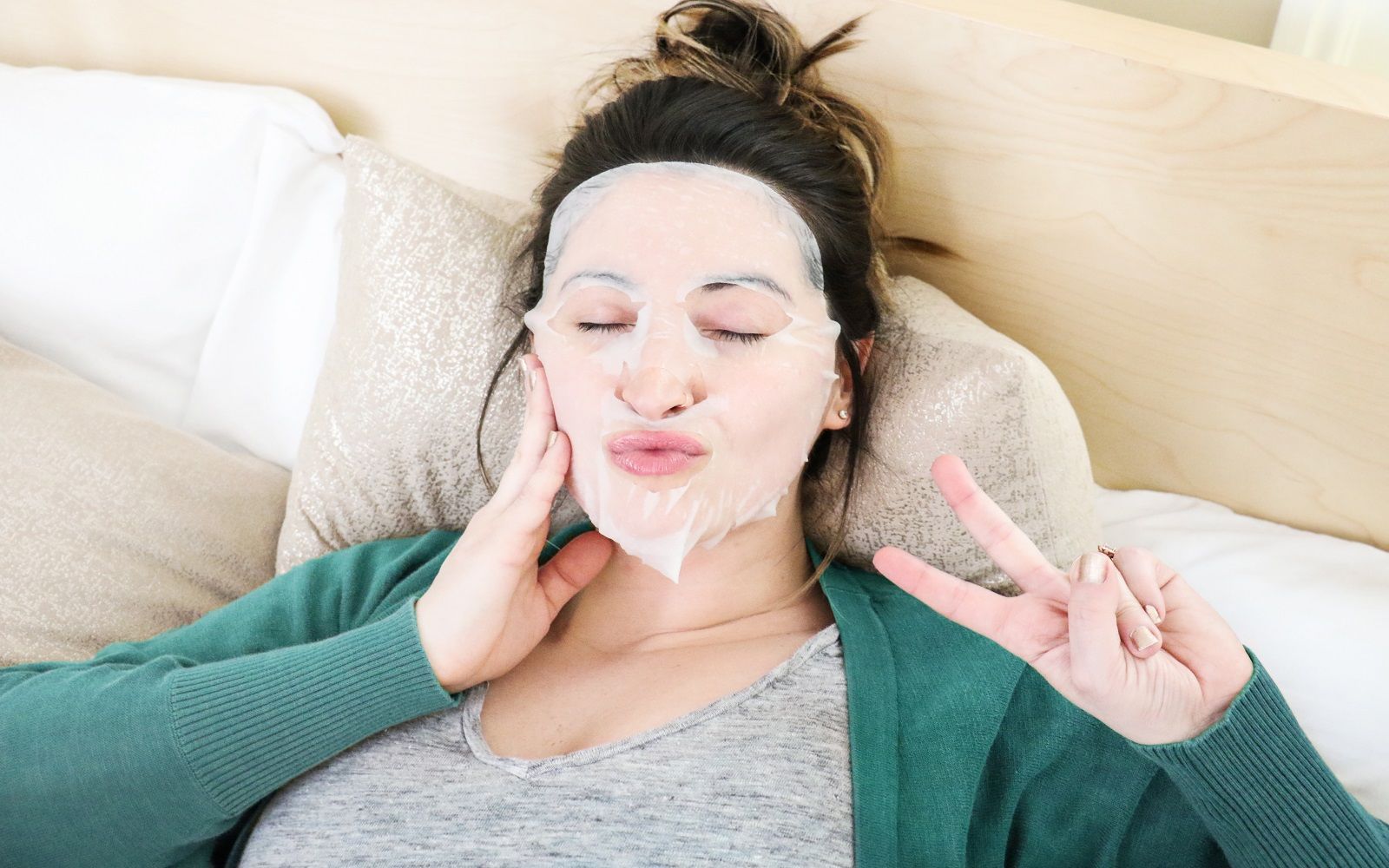 Kvinne bruker ansiktsmaske