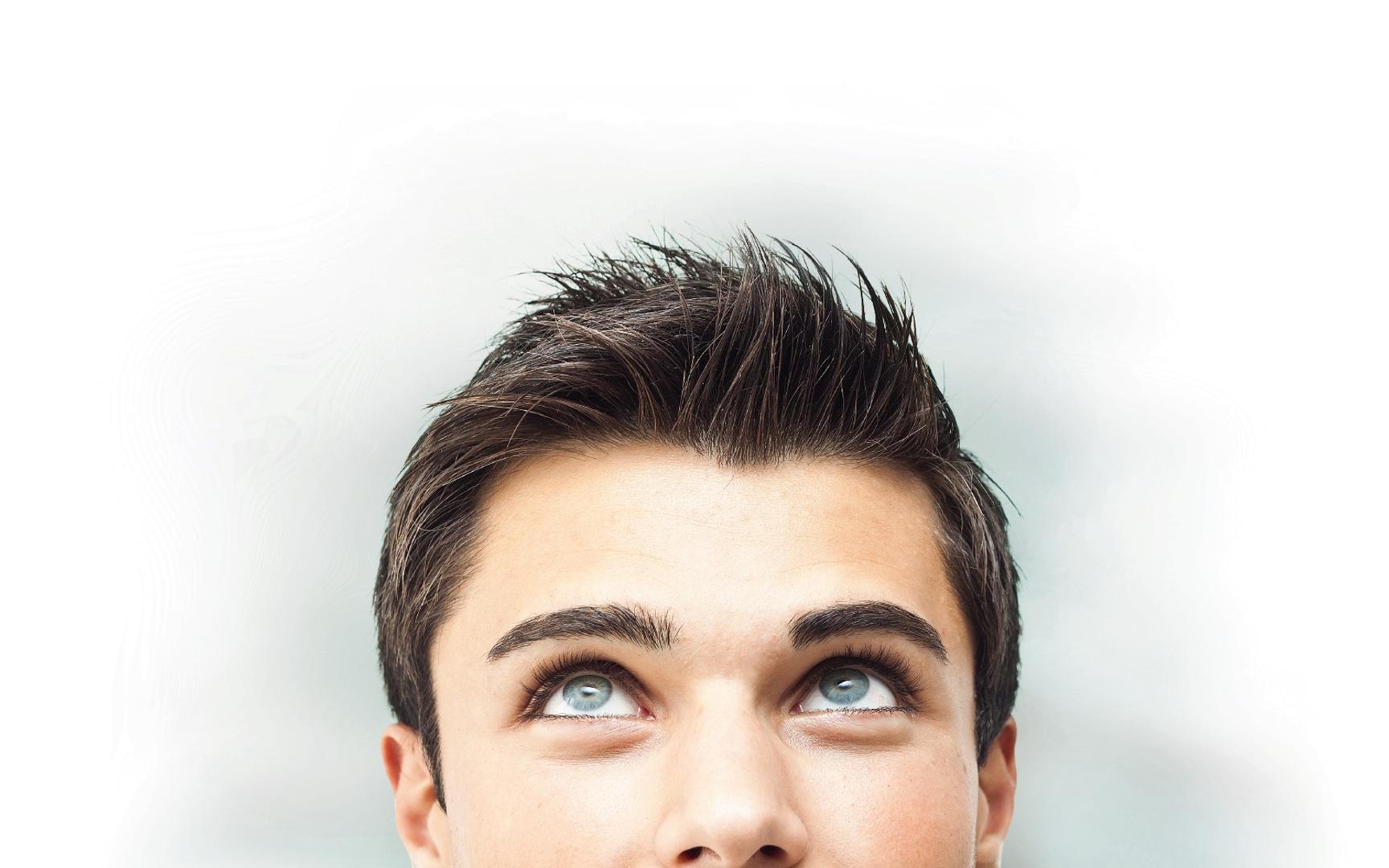 En person med blå øye ser oppover