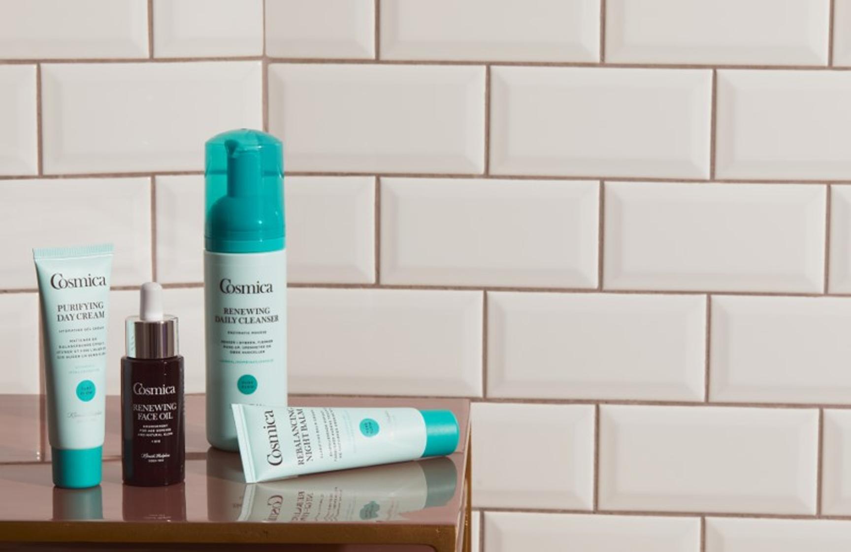 Diverse Cosmica produkter på et brunt bord med hvite fliser i bakgrunnen