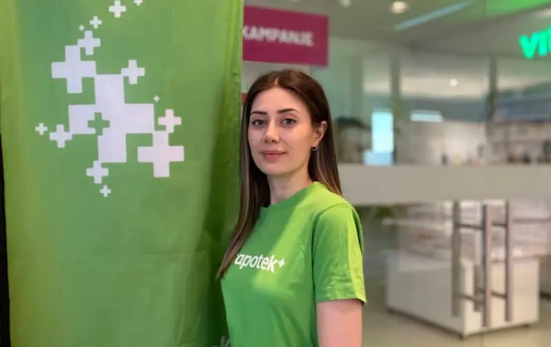 Portrettbilde av rekrutteringsrådgiver Aysegul Yilmaz i Vitusapotek.