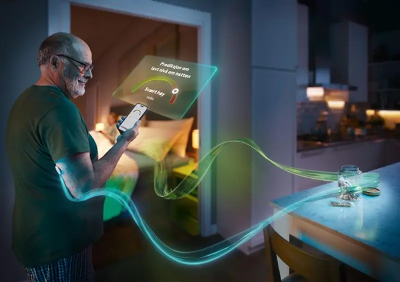 Eldre mann ser på en smarttelefon