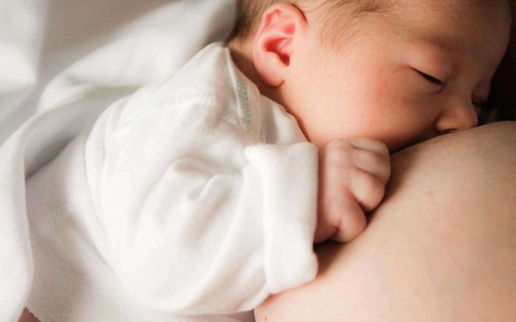 En baby dier på et bryst