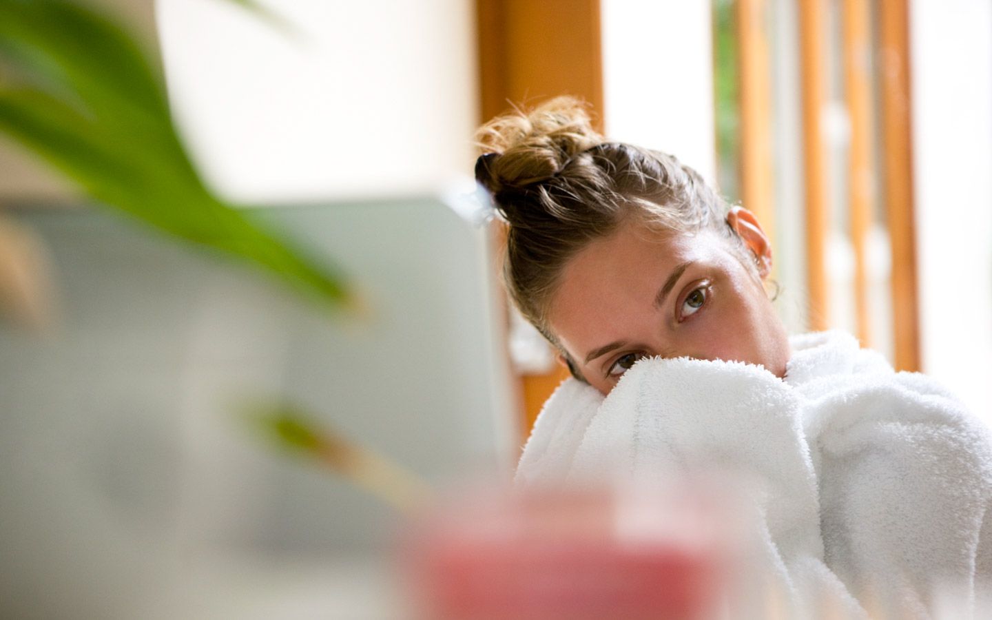 Ung kvinne som sitter