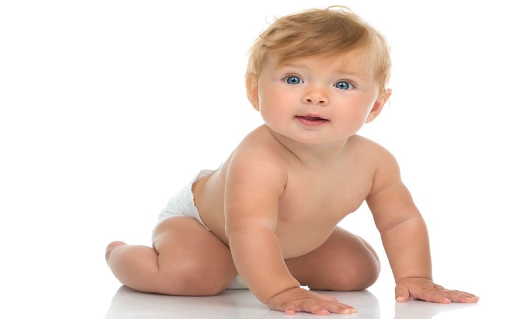 En baby med bleie står på alle fire