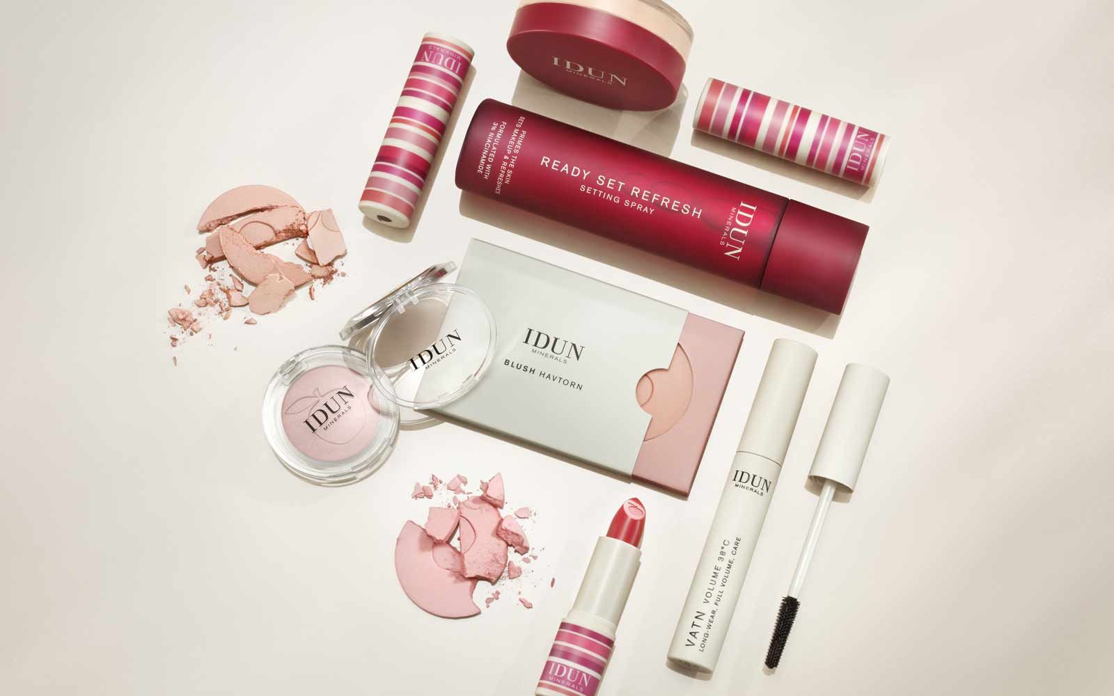 Diverse sminkeprodukter fra Idun mot en grå bakgrunn