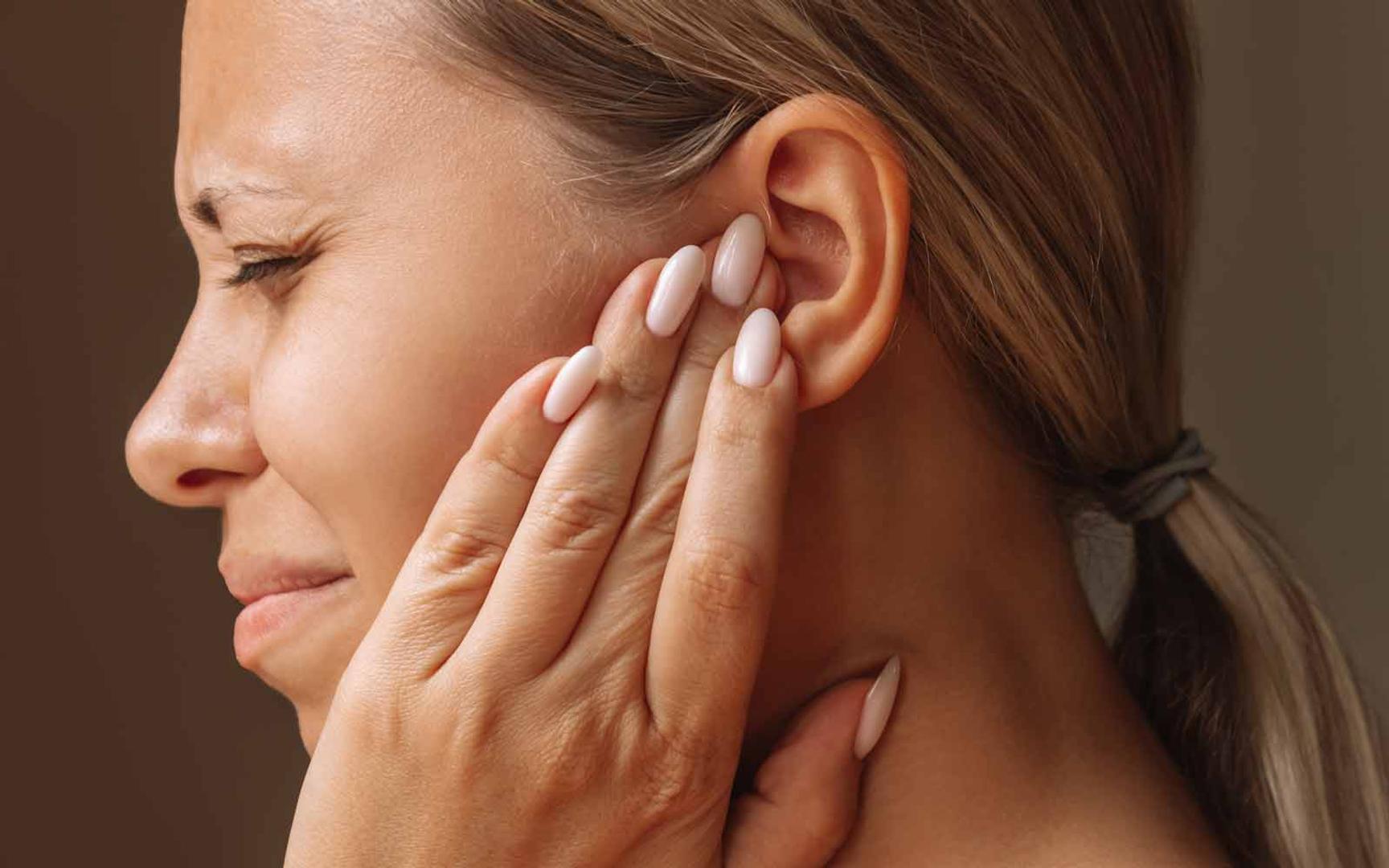 Kvinne med smerte i øret