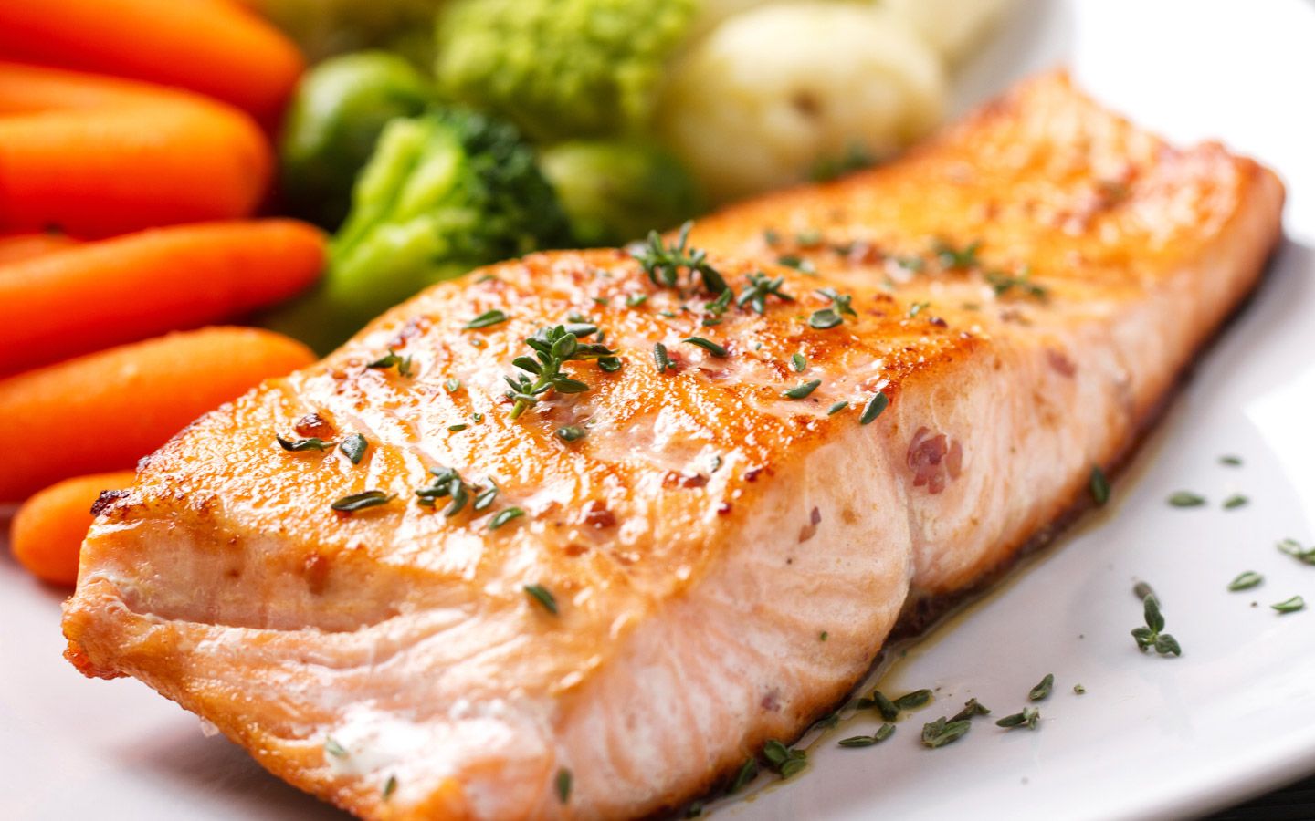 Tallerken med stekt laks