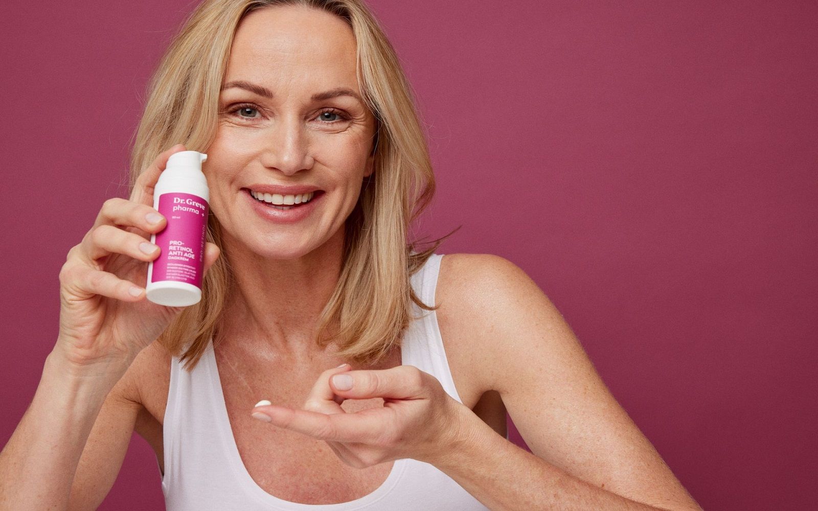 Blond kvinne som skal påføre hudpleie