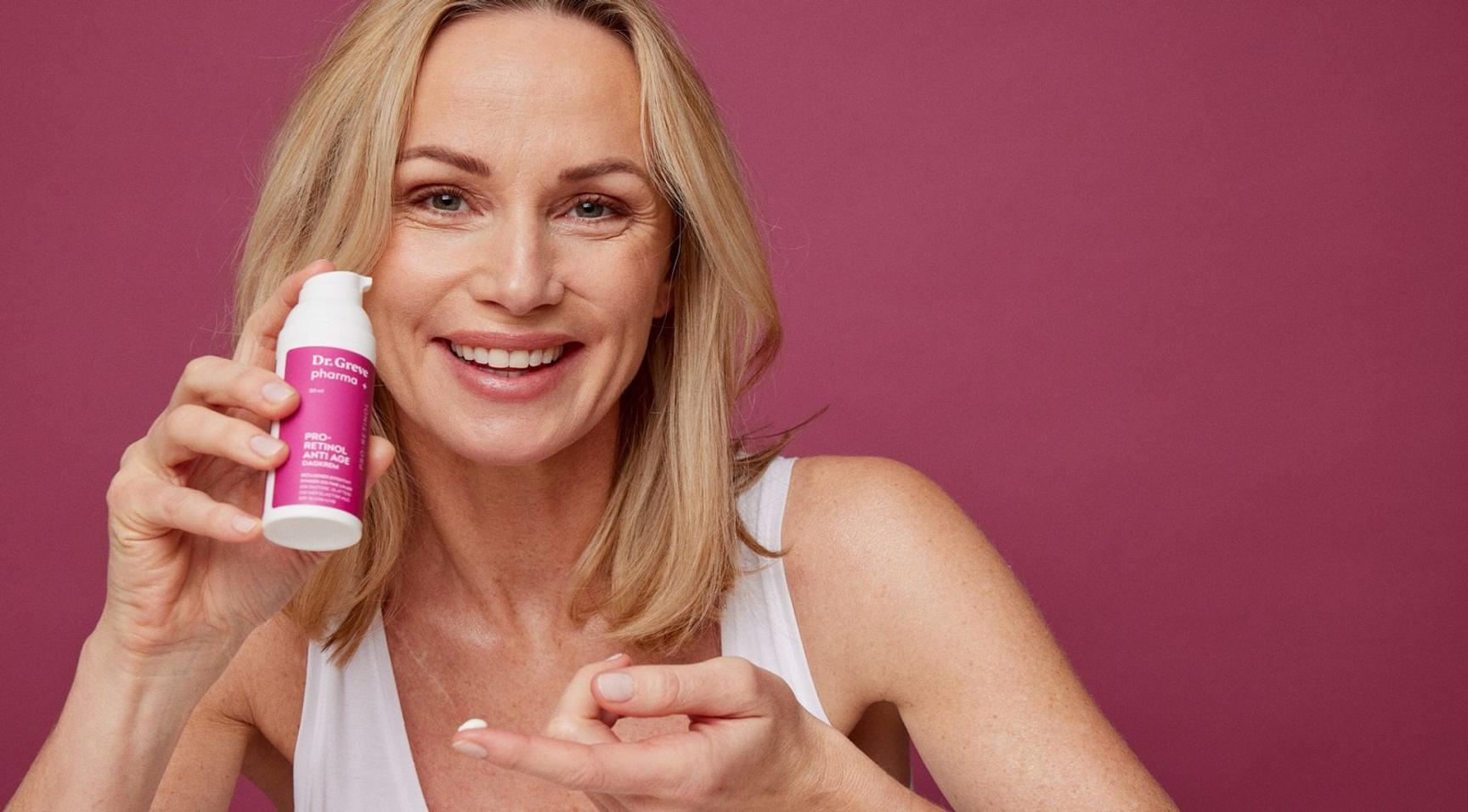 Blond kvinne som skal påføre hudpleie