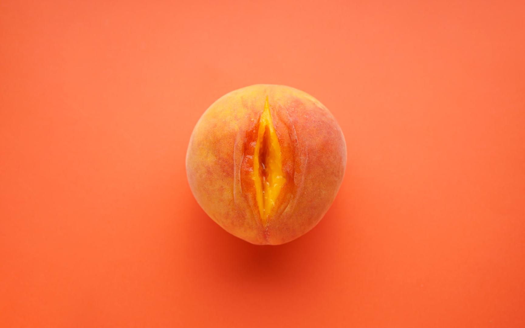 Fersken på oransje bakgrunn