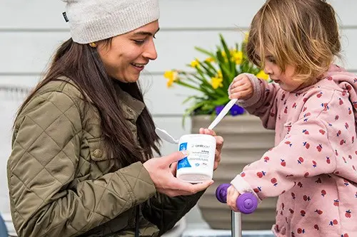 Mor og barn med antibac våtservietter