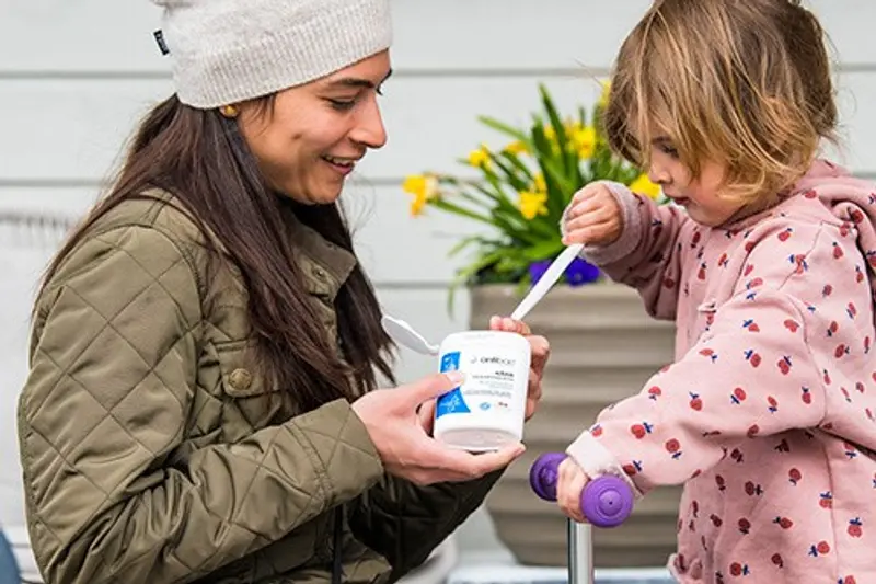 Mor og barn med antibac våtservietter