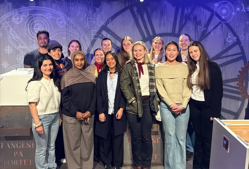Vår rekrutteringsavdeling på Fangene på Fortet med farmasistudenter fra Universitet i Bergen.