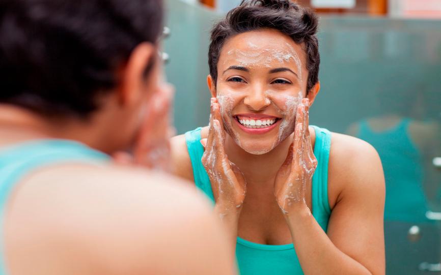 Kvinne som renser huden sin
