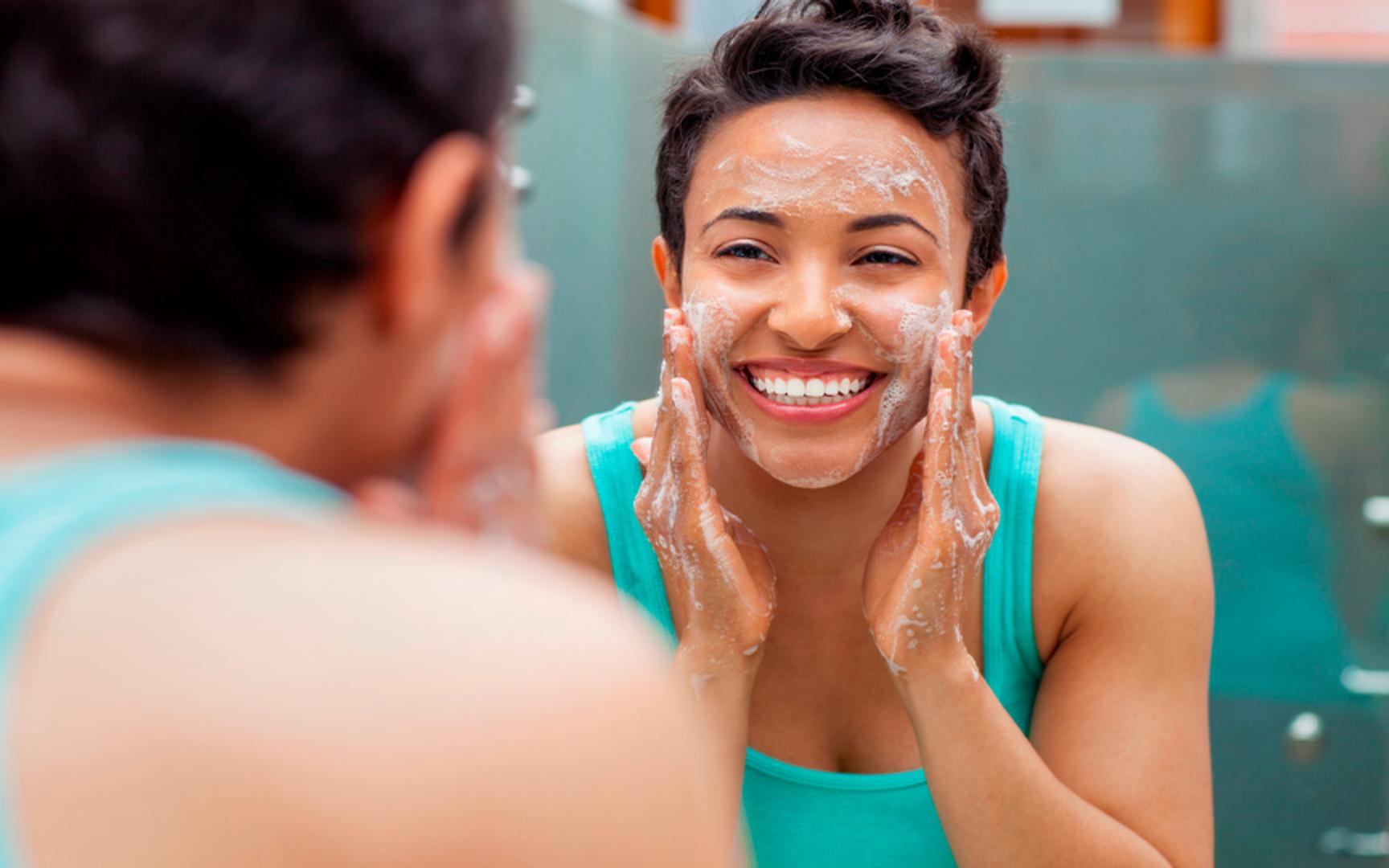 Kvinne som renser huden sin