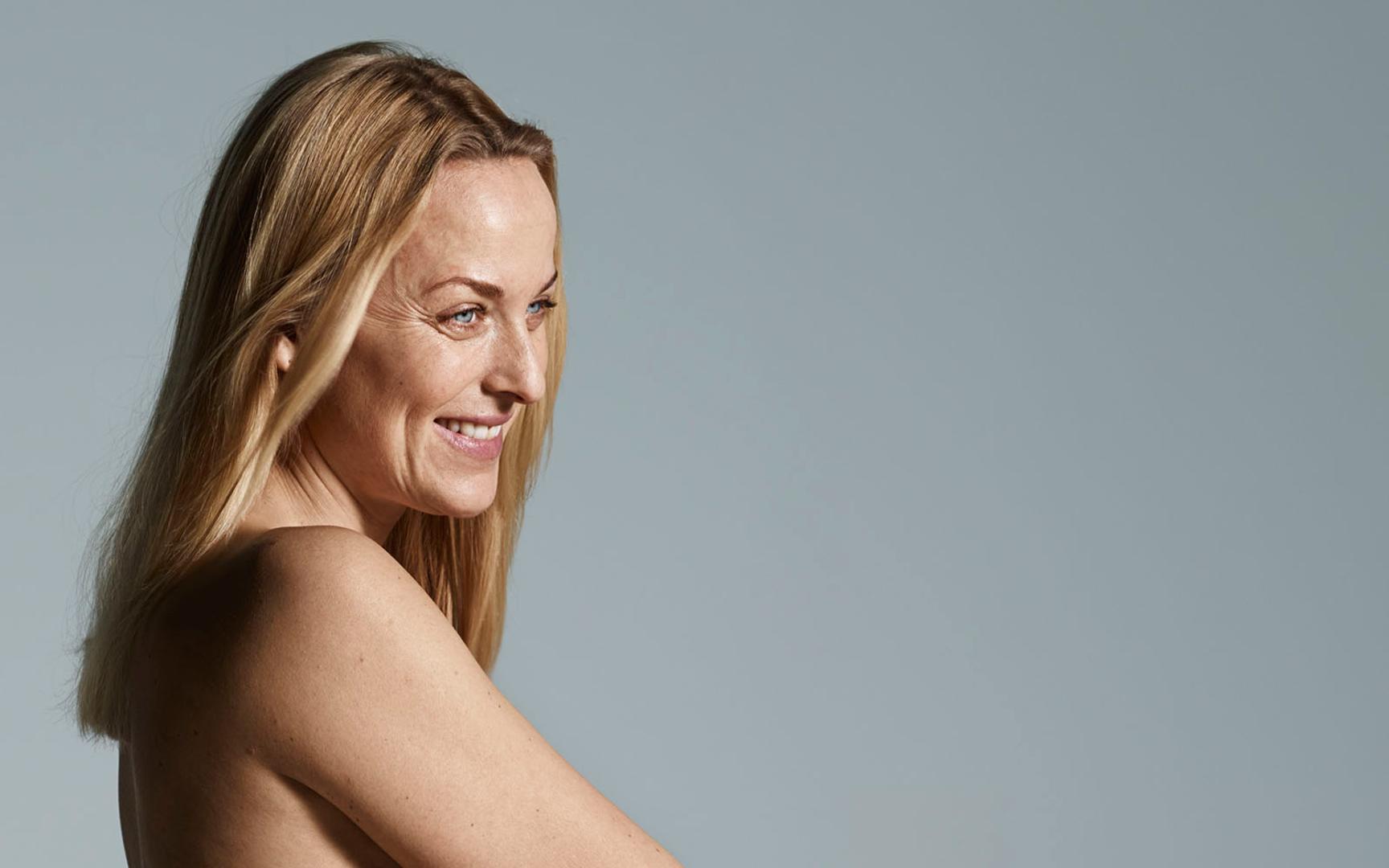 Bilde av en smilende dame i profil