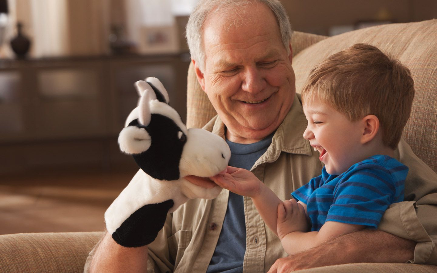 Bestefar leker med en liten gutt
