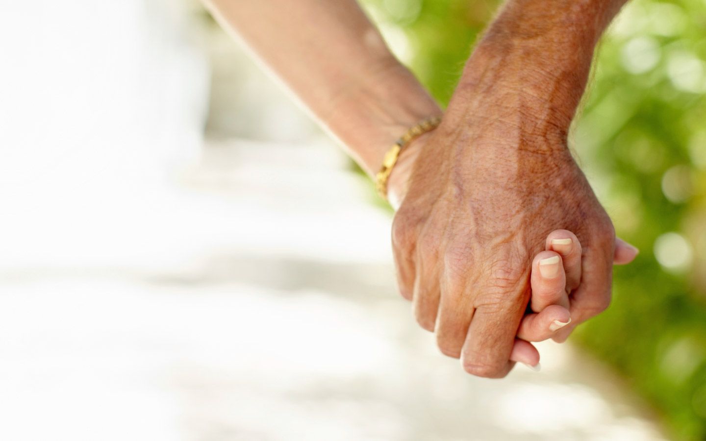 Bilde av to hender som holder hverandre. 