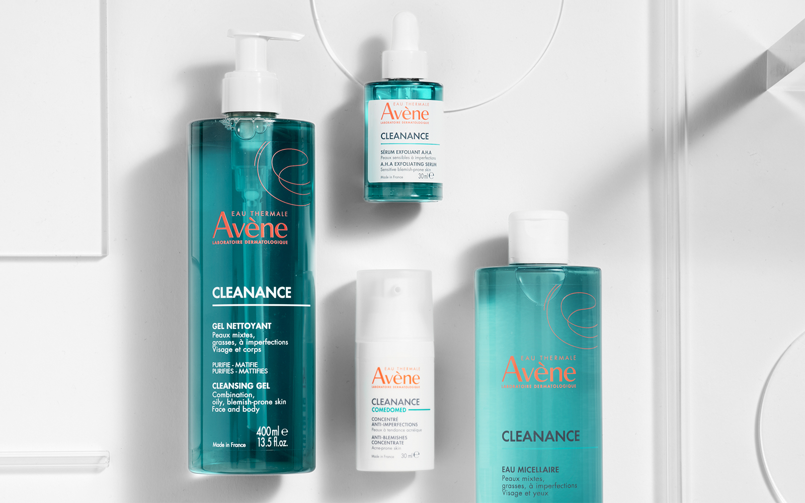 Ulike ansiktsprodukter fra Avene liggende på et bord. 