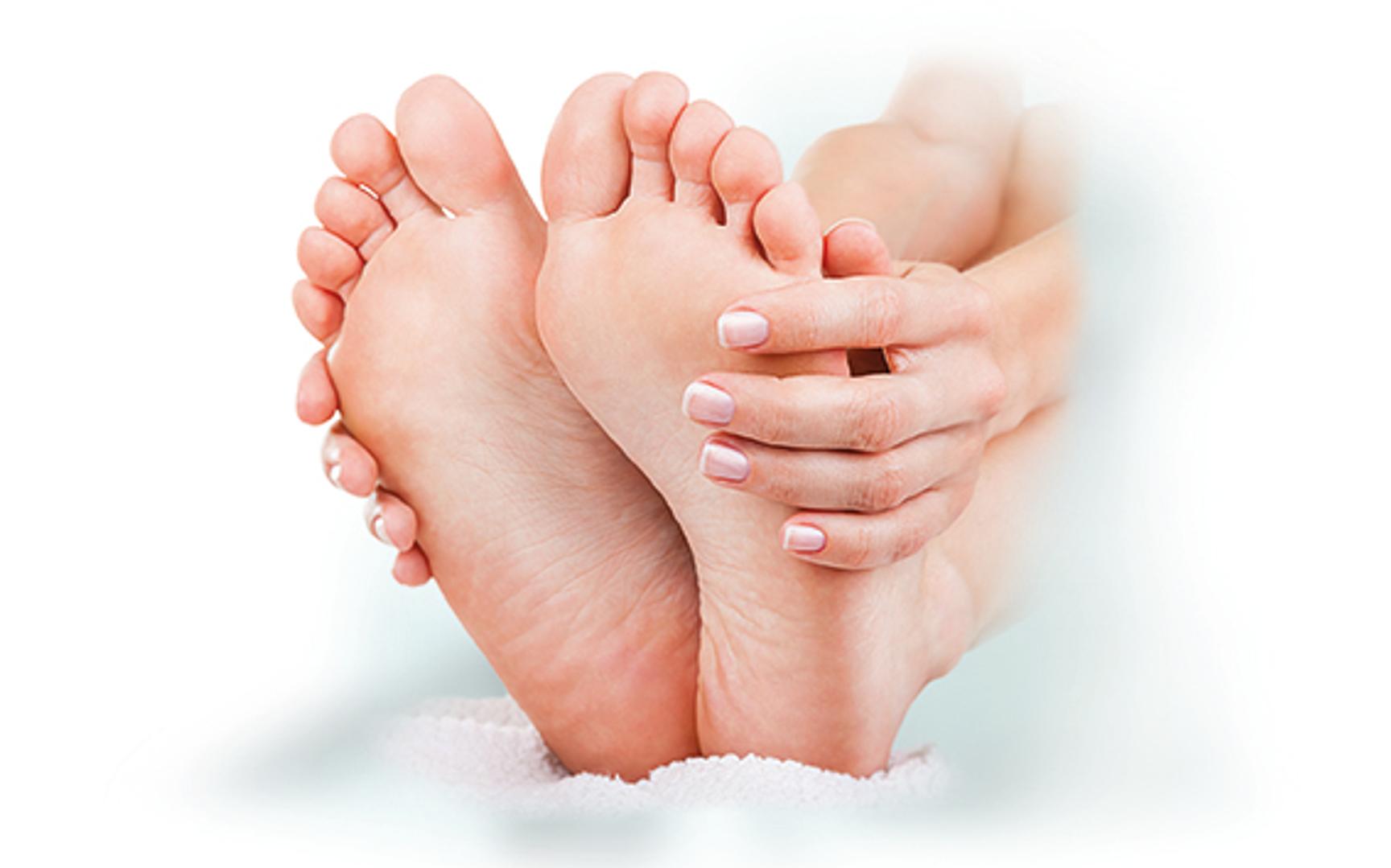 Nærbilde av to føtter med hender som tar på de.