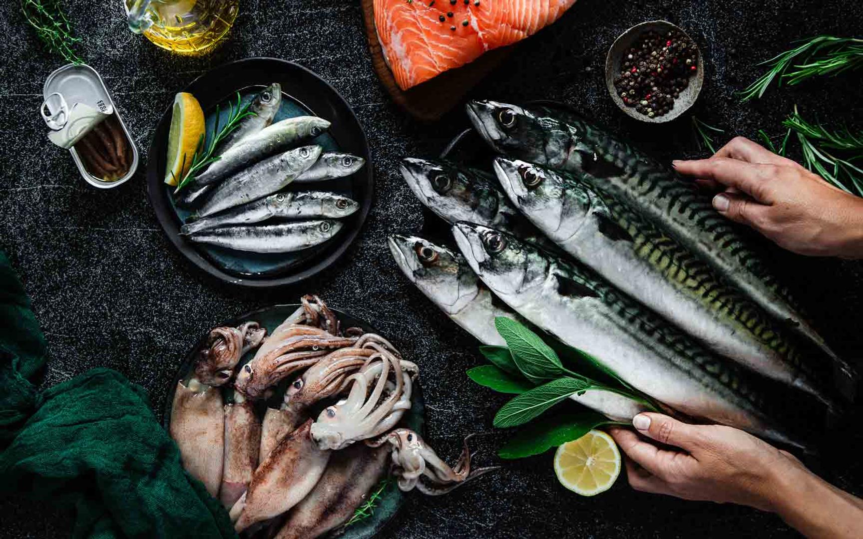 Et utvalg matvarer som er rikt på Q10 presenteres, deriblant fet fisk som makrell, sild og laks.