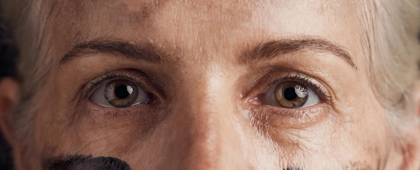 Øynene til en eldre kvinne