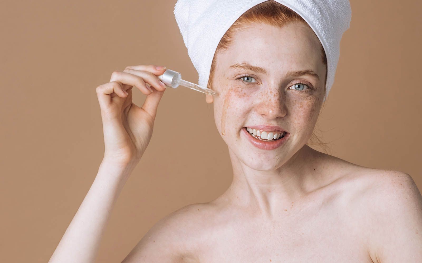 Kvinne påfører serum direkte på huden ved hjelp av en pipette