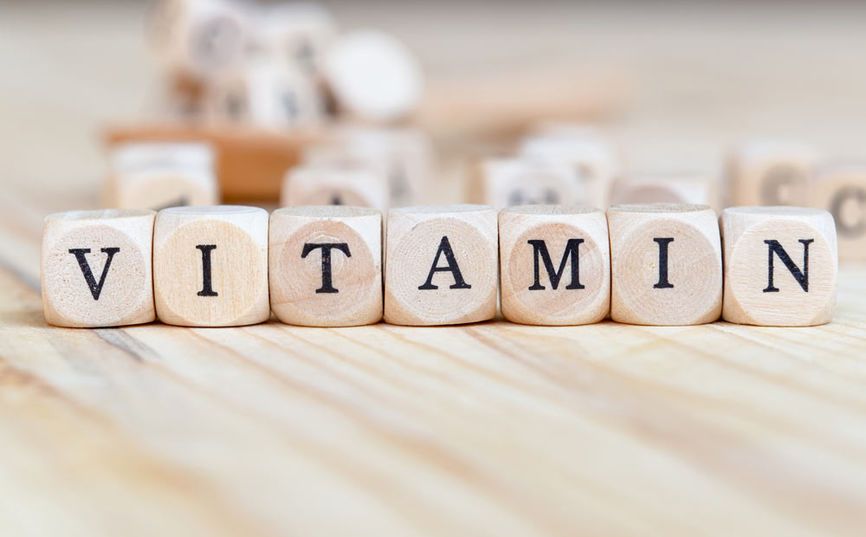 Klosser med bokstaver som viser ordet vitamin