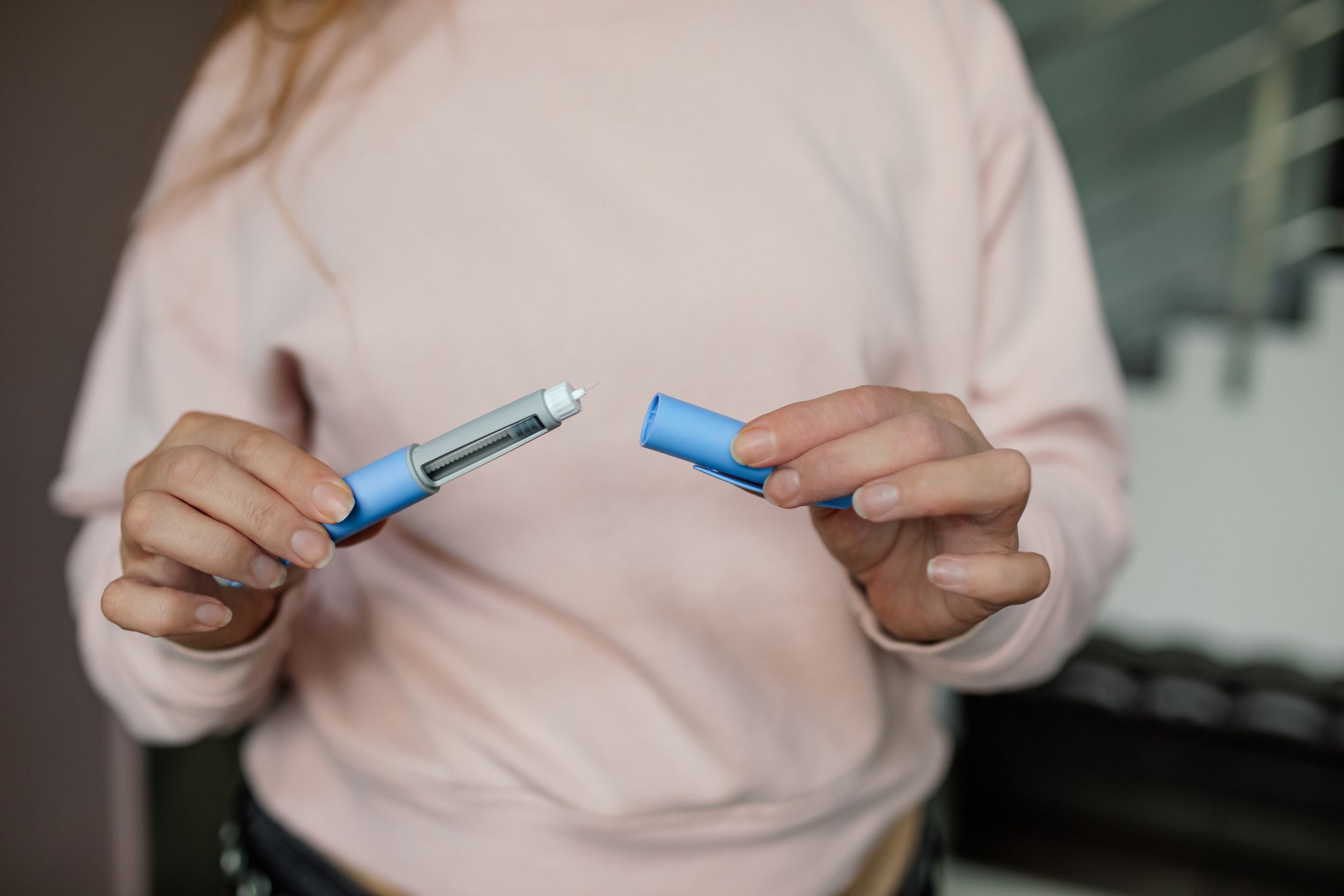 En kvinne holder en injeksjonspenn