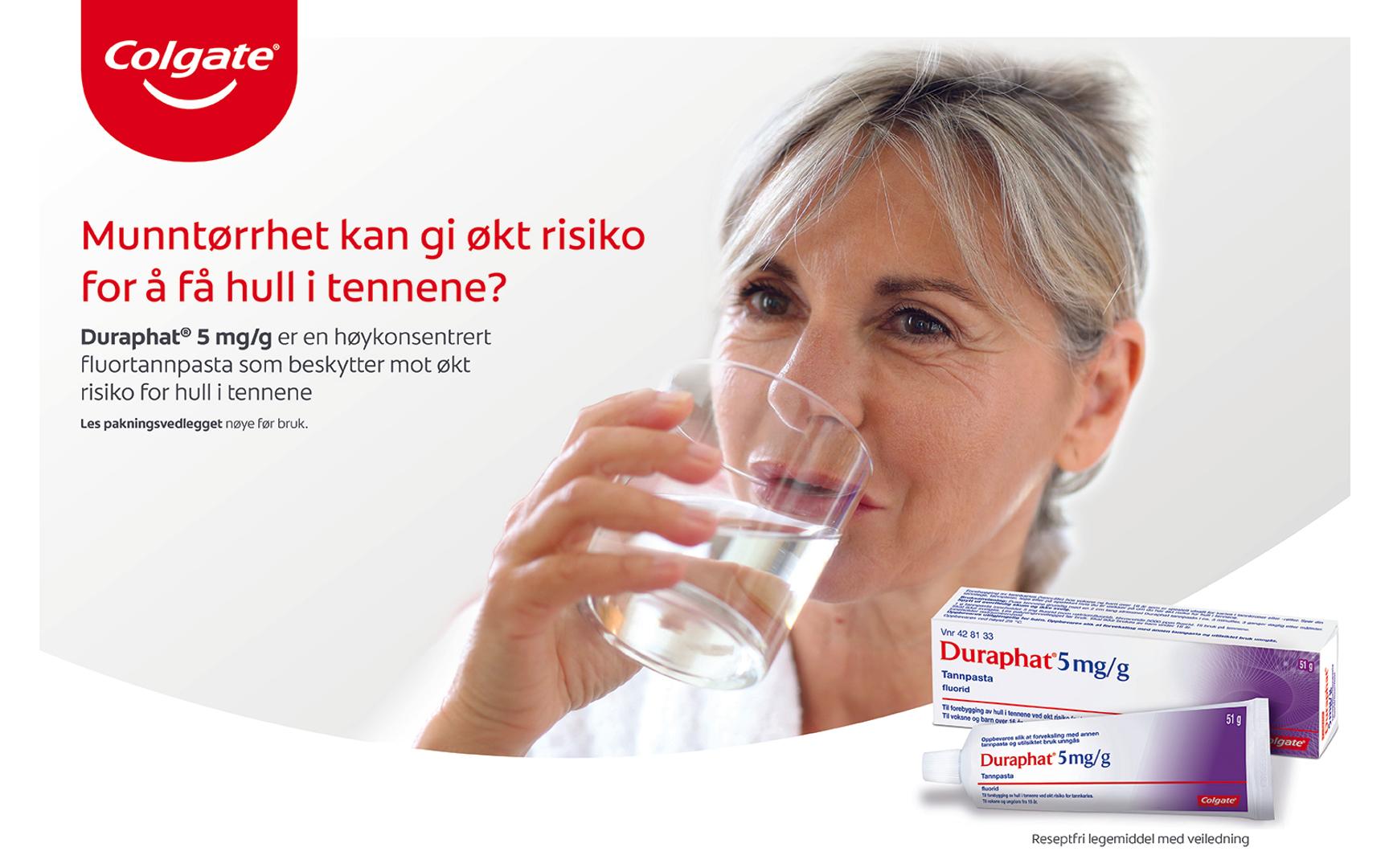 Bilde av en dame som drikke vann fra et glass