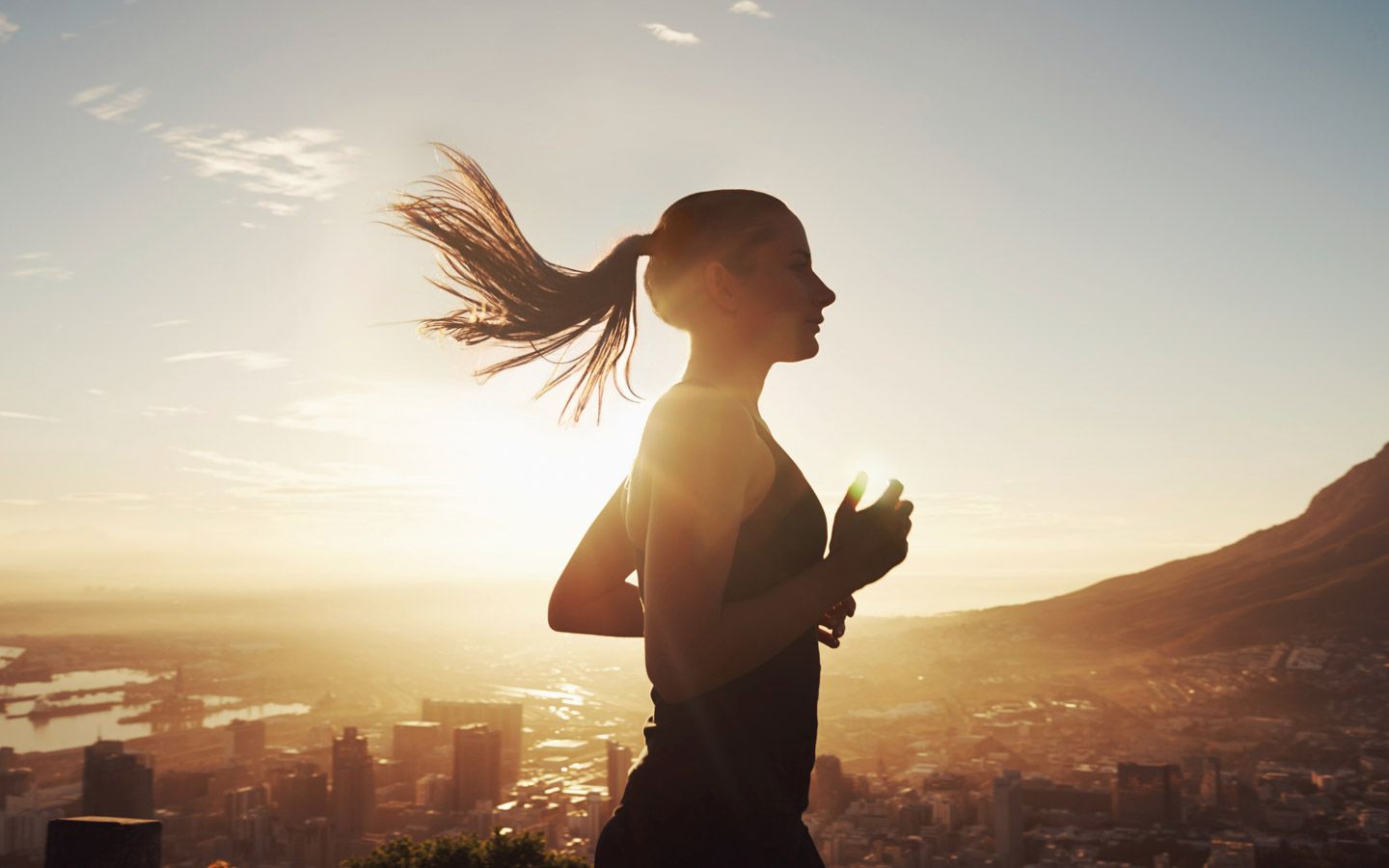 Ung kvinne som jogger 