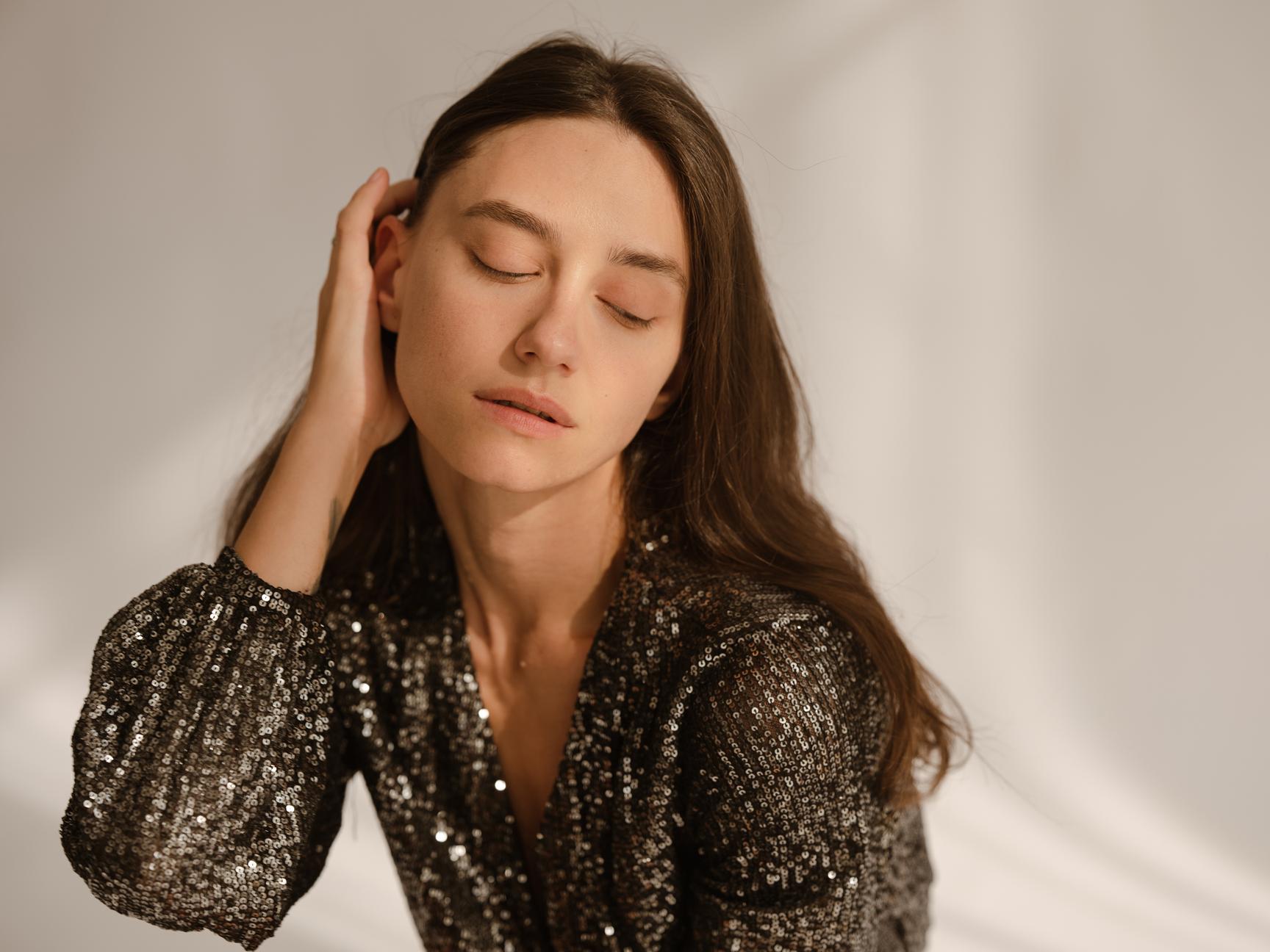 Ung dame pyntet i topp med paljetter.