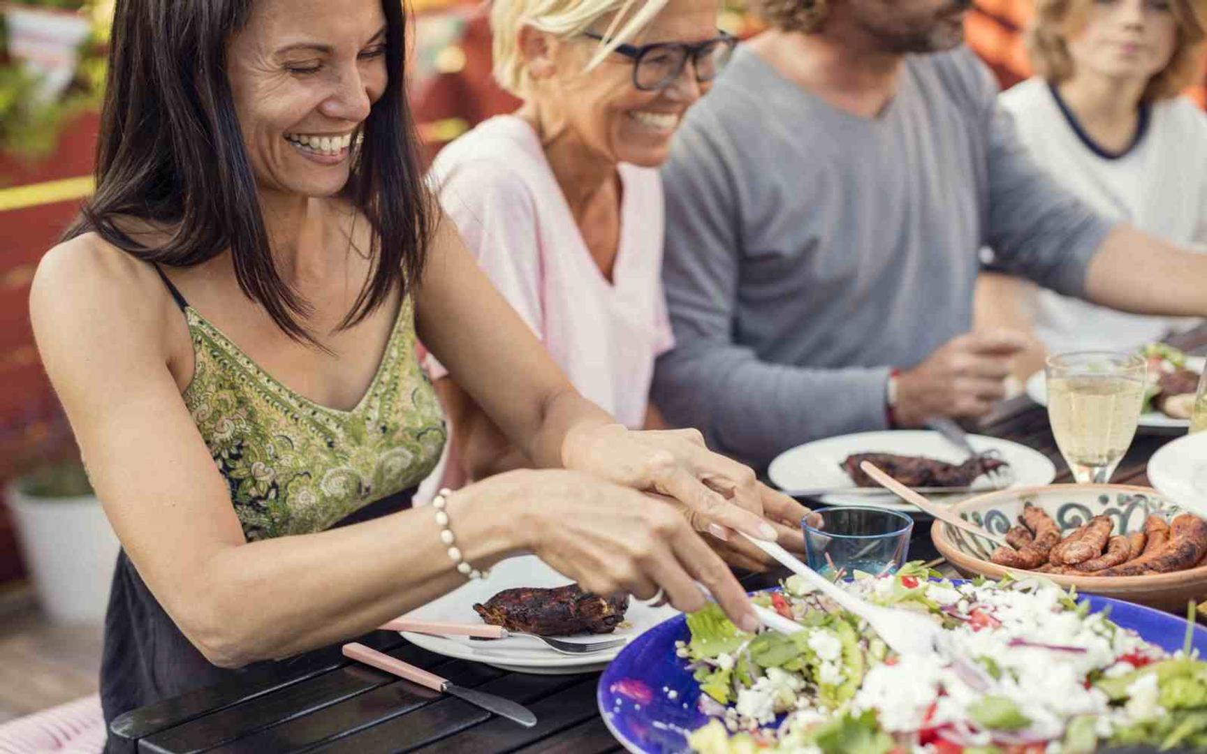 Mennesker rundt matbordet
