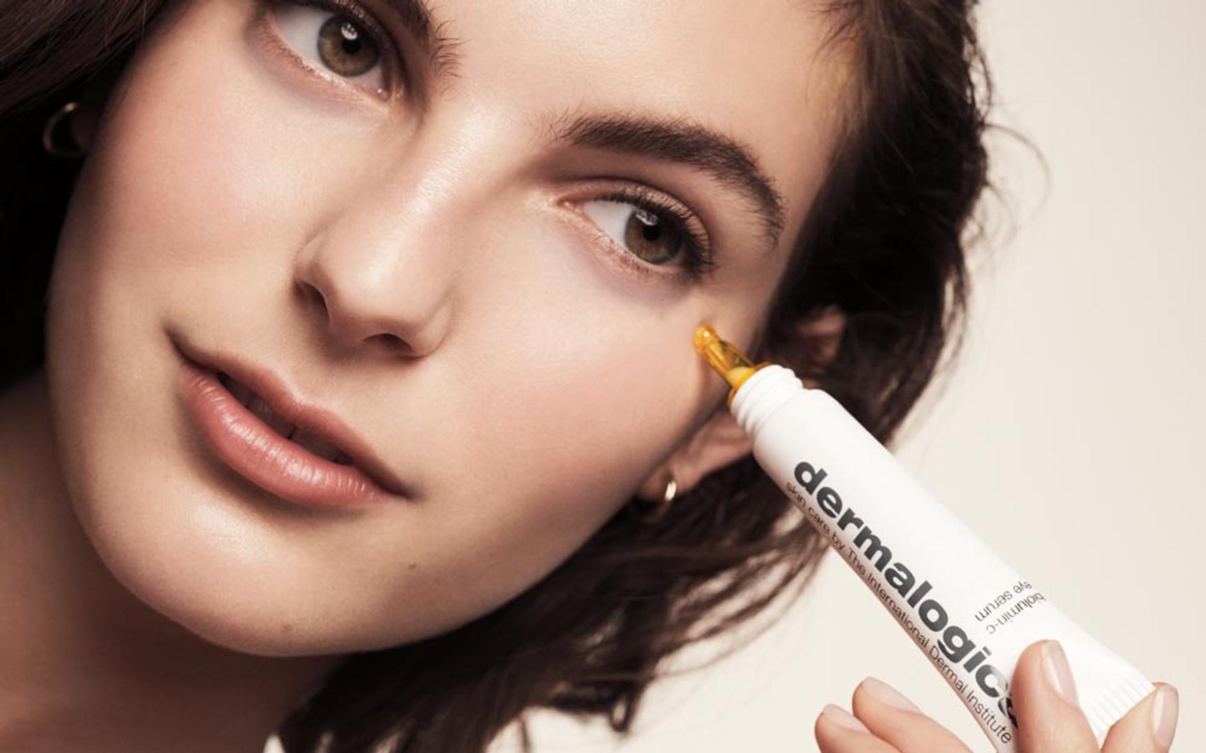 Bilde av ansiktet til en dame som tar på seg dermalogica krem