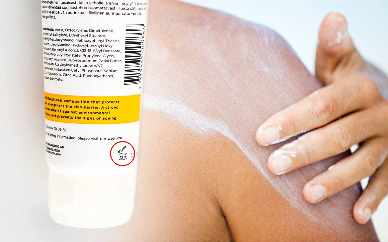 En skulder blir smurt inn i solkrem og foran er det bilde av en innholdsfortegnelse på en solkrem med ring rundt åpen krukke-symbol
