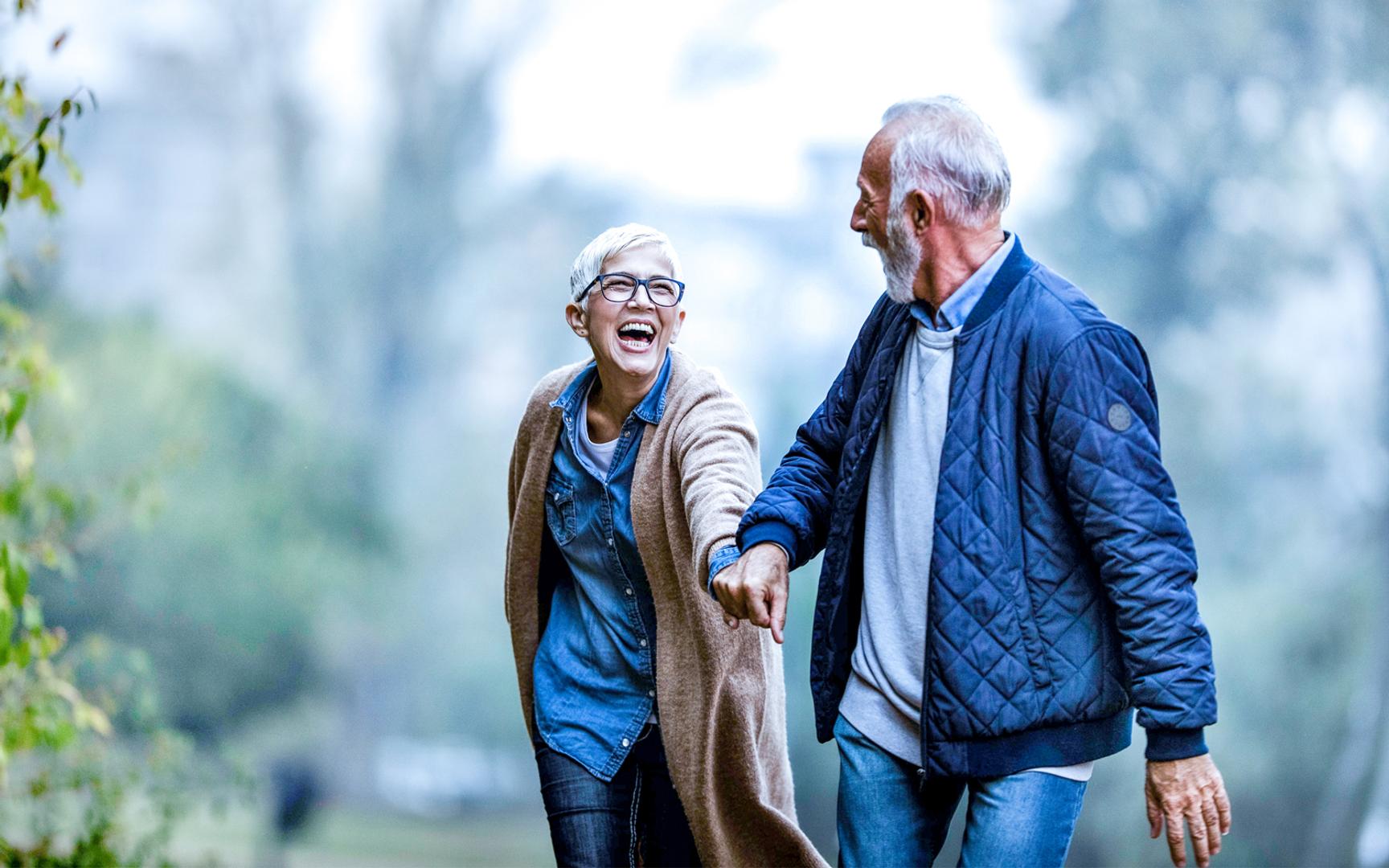 To eldre mennesker som går og holder hender