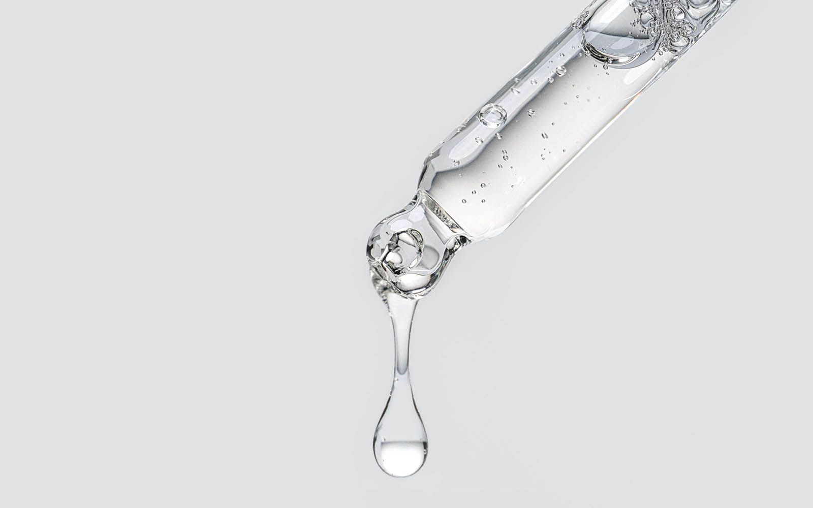 En dråpe med hyaluronsyre dryppes ut av en pipette.