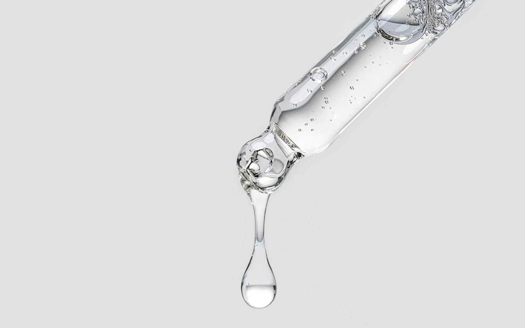En dråpe med hyaluronsyre dryppes ut av en pipette.