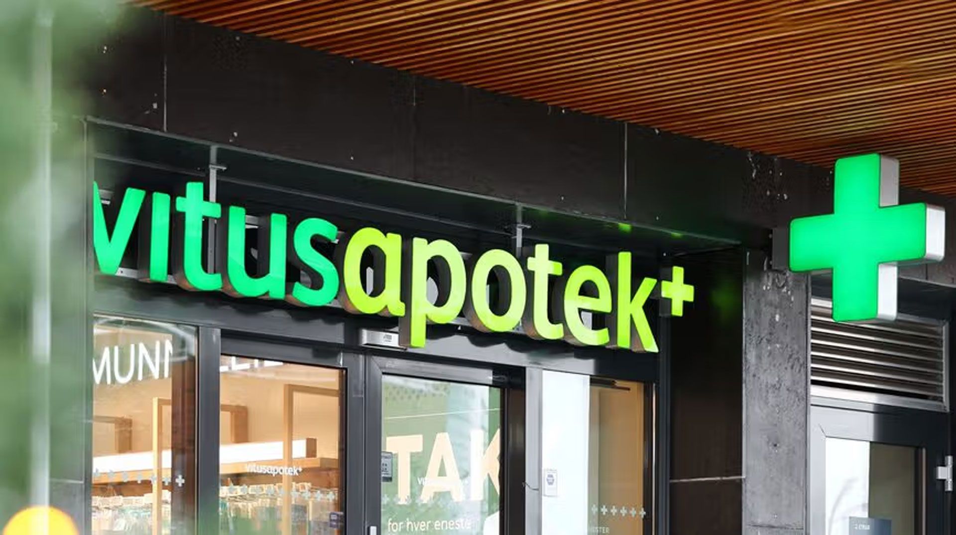 Bilde av vitusapotek logo utenfor inngangsdøren til et fysisk apotek