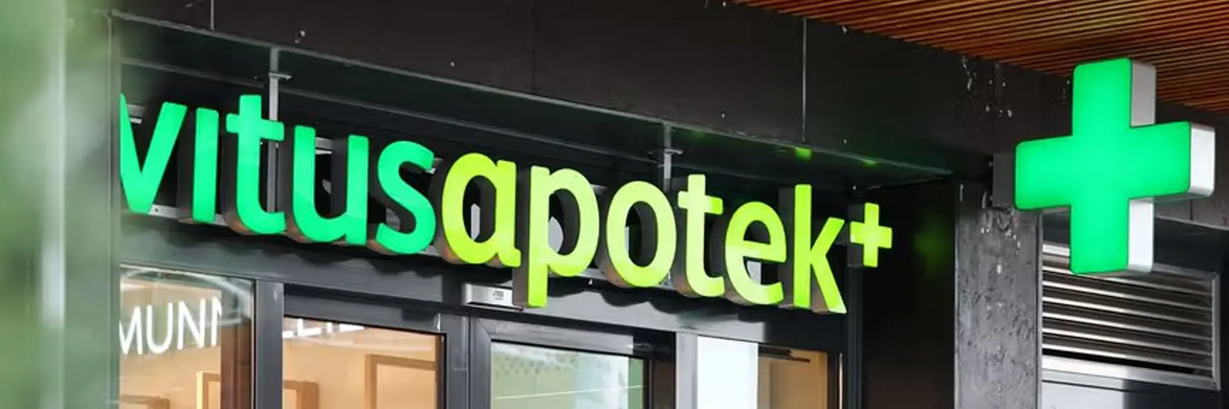 Bilde av vitusapotek logo utenfor inngangsdøren til et fysisk apotek