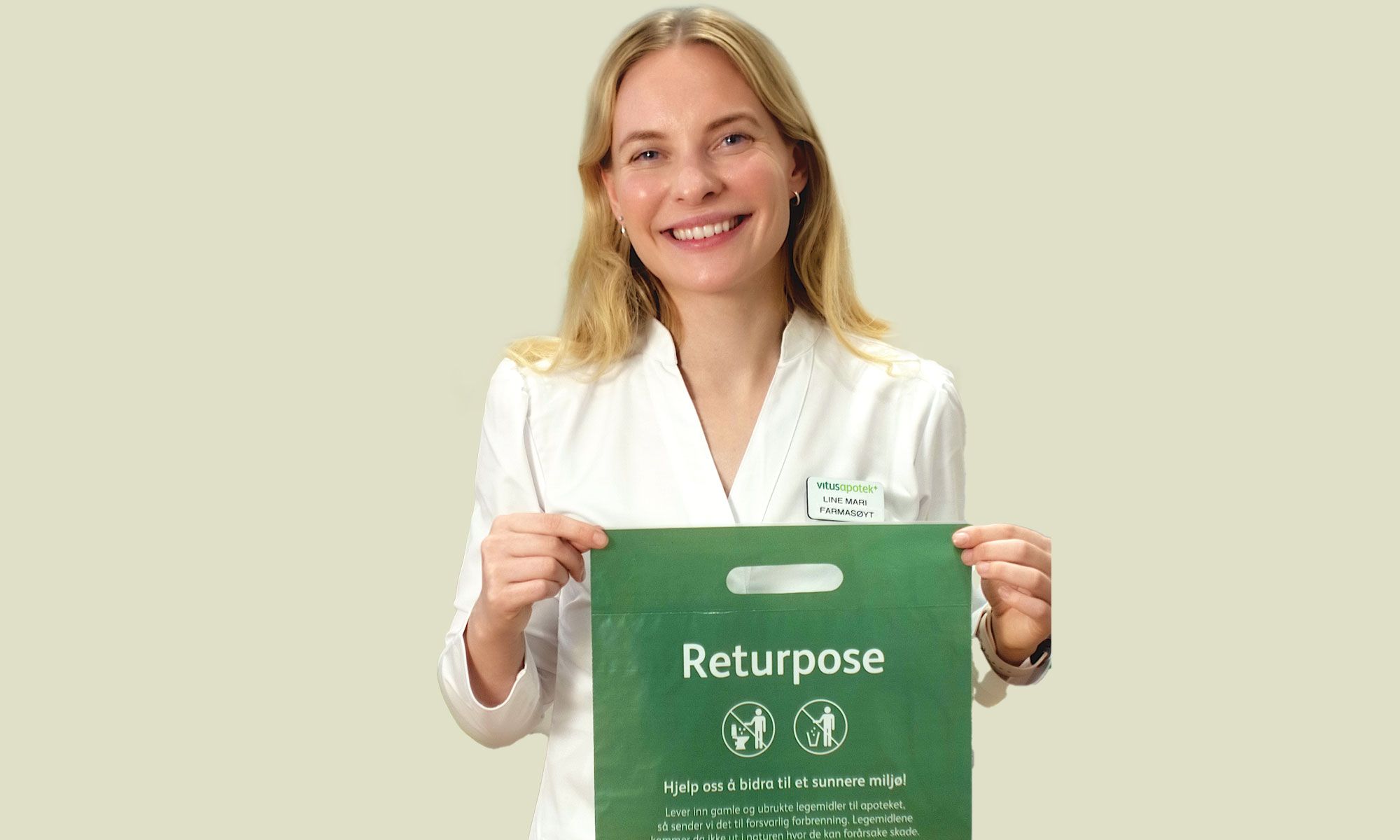 Farmasøyt i hvit uniform holder opp en grønn returpose for retur av medisiner