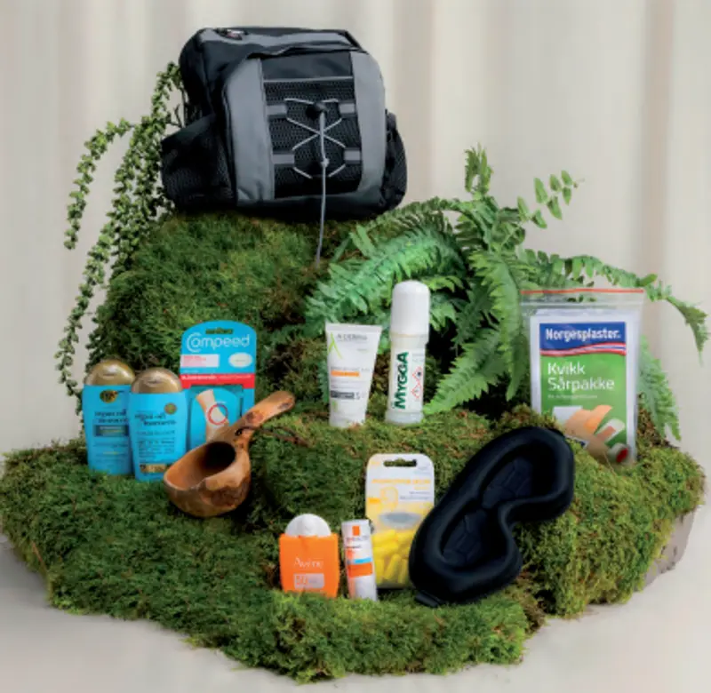 Tursekk omringet av gnagsårplaster, solkrem og myggspray