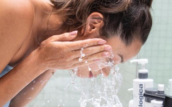 Hvorfor må jeg rense huden og hvilken rens passer min hudtype?